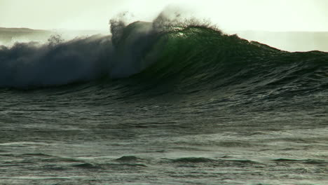Large-waves-crest-and-break
