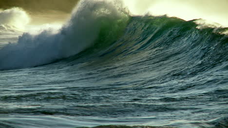 A-photographer-follows-large-waves-as-they-crest-and-break-in-slow-motion-1