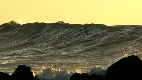 Große-Wellen,-Wenn-Sie-Bei-Sonnenuntergang-In-Zeitlupe-Brechen