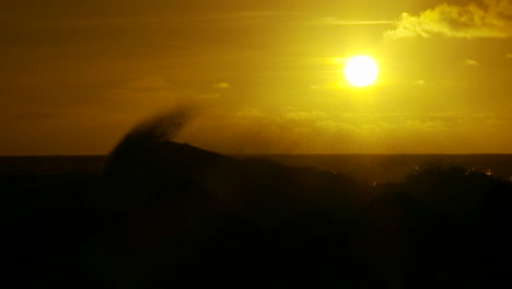 Der-Sonnenuntergang-Hinter-Den-Wellen,-Die-Bei-Sonnenuntergang-In-Zeitlupe-Brechen