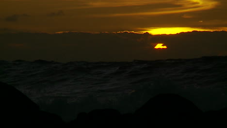 Der-Sonnenuntergang-Hinter-Den-Wellen,-Während-Sie-Bei-Sonnenuntergang-In-Zeitlupe-Brechen-Und-Brechen-6