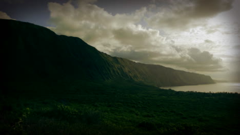 Hermosas-Nubes-En-El-Lapso-De-Tiempo-Fluyen-Sobre-Escarpados-Acantilados-En-Hawaii