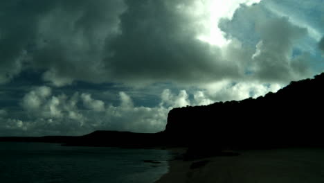 Schöne-Wolken-Im-Zeitraffer-Fließen-über-Steile-Klippen-In-Hawaii-2