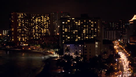 Eine-Zeitrafferaufnahme-Von-Honolulu-Bei-Nacht