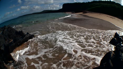 Las-Olas-Del-Océano-Se-Mueven-Hacia-Una-Playa-Hawaiana-En-Esta-Foto-Con-Lente-Ojo-De-Pez