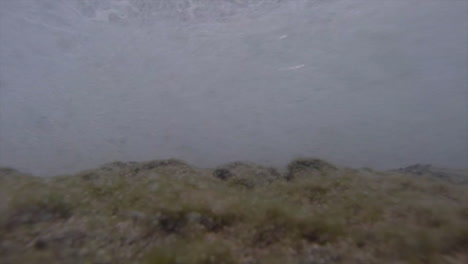 Pov-Aufnahme-Von-Wellen,-Die-Ins-Ufer-Stürzen,-Einschließlich-Unterwasserperspektive
