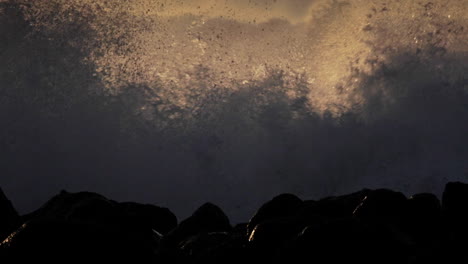 Riesige-Wellen-Rollen-Herein-Und-Krachen-Gegen-Eine-Felsige-Küste