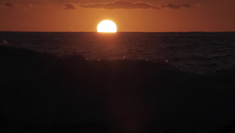 Time-lapse-shot-of-sun-setting-behind-ocean-waves-1