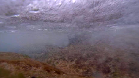 Underwater-shot-of-waves-rolling-into-shore