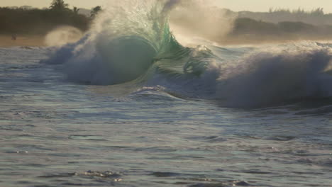 Wellen-Rollen-Nach-Einem-Großen-Sturm-In-Einen-Strand