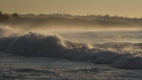 Wellen-Rollen-Nach-Einem-Großen-Sturm-In-Zeitlupe-In-Einen-Strand