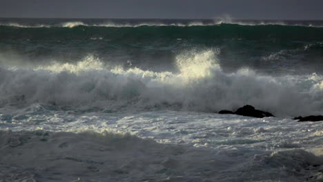 Wellen-Rollen-Nach-Einem-Großen-Sturm-In-Zeitlupe-In-Einen-Strand-3