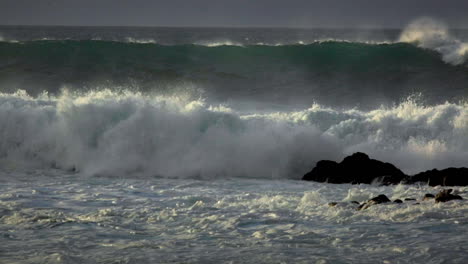 Große-Wellen-Rollen-Nach-Einem-Großen-Sturm-In-Zeitlupe-In-Einen-Strand