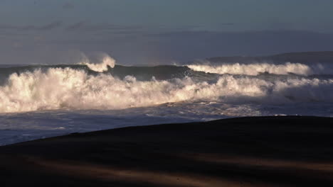 Wellen-Rollen-Nach-Einem-Großen-Sturm-In-Zeitlupe-In-Einen-Strand-5