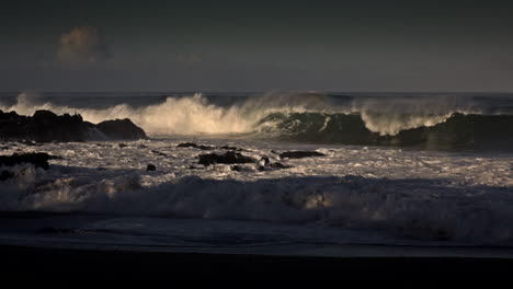Wellen-Rollen-Nach-Einem-Großen-Sturm-In-Einen-Strand-1