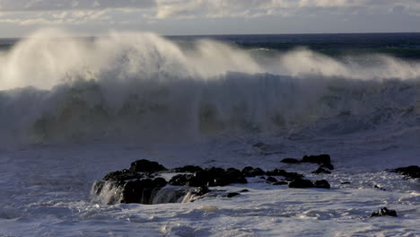 Windgepeitschte-Wellen-Rollen-Nach-Einem-Großen-Sturm-In-Einen-Strand