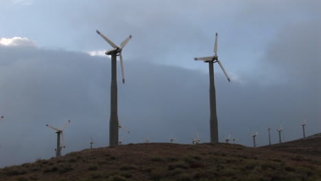 Windmühlen-Erzeugen-Strom-Auf-Einem-Hügel-In-Kalifornien