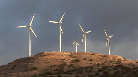 Windmühlen-Drehen-Sich-Langsam-Im-Abendlicht-Und-Erzeugen-Strom-Auf-Einem-Hügel-In-Kalifornien