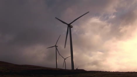 Windmühle-Mit-Hintergrundbeleuchtung-Erzeugt-Strom-Auf-Einem-Hügel-In-Kalifornien-1