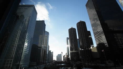 Verkehr-Vorbei-An-Wolkenkratzern-In-Chicago