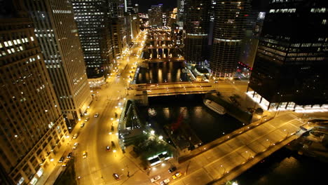 Cars-driving-through-Chicago-at-night