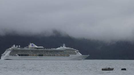 Zeitraffer-Eines-Kreuzfahrtschiffes,-Das-Seward-Alaska-Verlässt