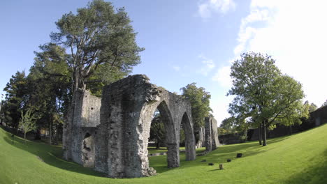 Zeitraffer-Von-Wolken,-Die-über-Die-Ruinen-Des-Klosters-Armagh-Aus-Dem-Jahr-1263-In-Armagh-Nordirland-Ziehen