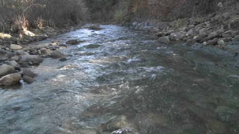 Wasser-Fließt-In-San-Antonio-Creek-In-Ojai-Kalifornien