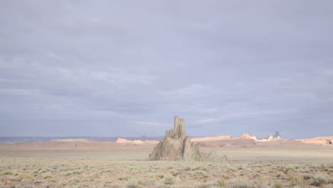 Lapso-De-Tiempo-De-Nubes-Pasando-Sobre-La-Roca-De-La-Iglesia-Y-Cresta-De-Peine-En-La-Reserva-De-Los-Indios-Navajos-Cerca-De-Kayenta-Arizona