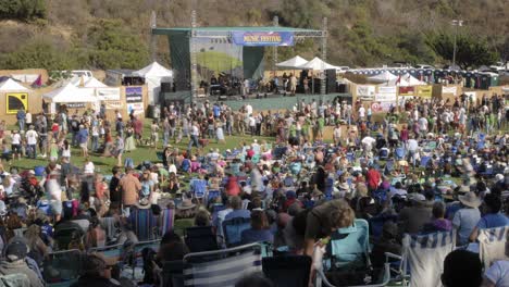 Zeitraffer-Einer-Menschenmenge-Bei-Einem-Open-Air-Konzert-In-Ventura,-Kalifornien