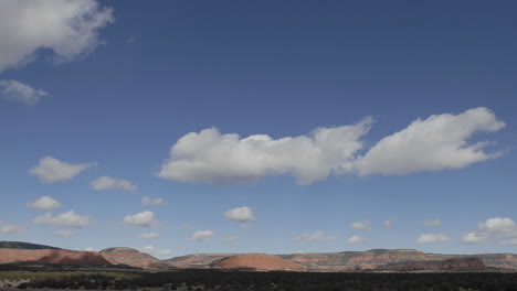 Panorámica-De-Lapso-De-Tiempo-De-Nubes-De-Invierno-En-Un-Cielo-Azul-Sobre-La-División-Continental-En-Nuevo-México