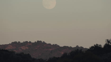 Time-lapse-of-full-moon-rising-over-a-landscape-in-Oak-View-California