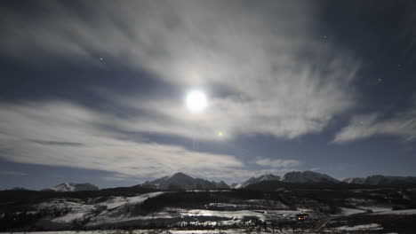 Zeitraffer-Von-Nachthimmelwolken-Und-Vollmond-über-Der-Gore-Range-In-Silverthorne-Colorado