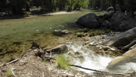 Time-lapse-of-Kings-River-in-Kings-Canyon-National-Park-California
