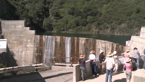 Seitenansicht-Des-Wassers,-Das-Während-Einer-Geführten-Tour-In-Ojai-Kalifornien-über-Den-Matilija-Staudamm-Läuft