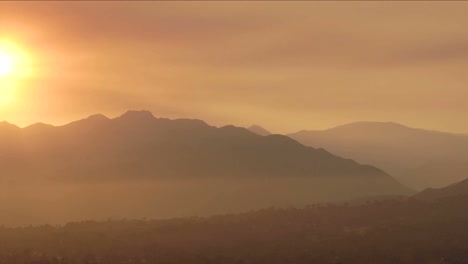 Zeitraffer-Eines-Rauchigen-Sonnenuntergangs-Von-Waldbränden-In-Ojai,-Kalifornien