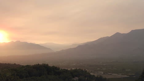 Breiter-Zeitraffer-Eines-Rauchigen-Sonnenuntergangs-Von-Waldbränden-In-Ojai,-Kalifornien