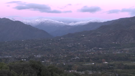 Vergrößern-Sie-Den-Sonnenaufgang-Auf-Den-Schneebedeckten-Santa-Ynez-Bergen-über-Ojai,-Kalifornien