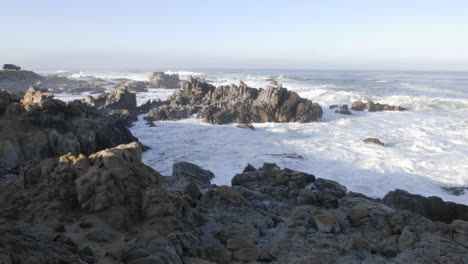 Breiter-Schwenk-Zeitraffer-Von-Wellen,-Die-Auf-Den-Felsen-Am-Punkt-Pinos-Im-Pazifik-Hain-Kalifornien-Brechen