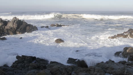 Schwenkzeitraffer-Von-Wellen,-Die-Auf-Den-Felsen-Am-Punkt-Pinos-Im-Pazifik-Hain-Kalifornien-Brechen