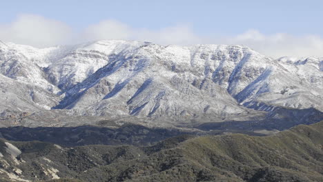 Zeitraffer-Von-Wolken,-Die-über-Den-Schneebedeckten-Reyes-Gipfel-Im-Sespe-Wildnisgebiet-Kalifornien-Ziehen