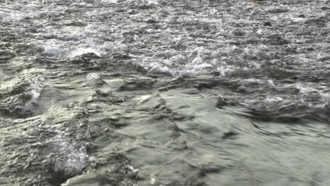 Zoom-Des-Wassers,-Das-Aus-Der-Mündung-Des-Ventura-Flusses-Am-Surfers-Point-In-Ventura-Kalifornien-Fließt