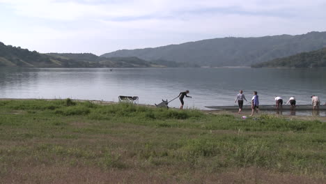 Lapso-De-Tiempo-De-Barrido-De-Remo-De-Ocho-Personas-Dejando-El-Agua-En-El-Lago-Casitas-En-Oak-View-California