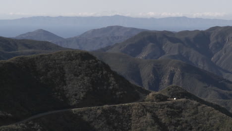 Zoom-Lento-Y-Amplio-De-Las-Montañas-De-Santa-Ynez-Sobre-Ojai-California