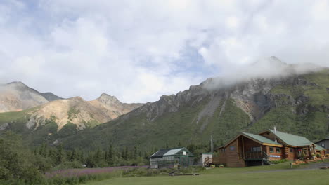 Lapso-De-Tiempo-De-Nubes-Que-Soplan-Sobre-Ovejas-Montaña-Lodge-Alaska