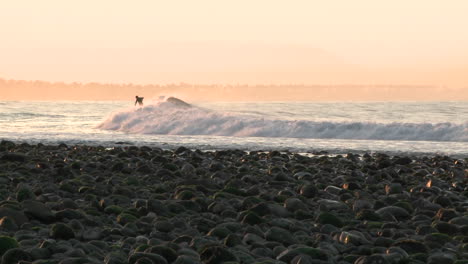 Pfanne-Des-Surfers,-Der-Eine-Welle-Am-Surfers-Point-In-Ventura-Kalifornien-Fängt