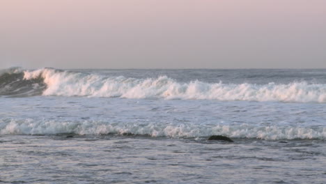 Surfer,-Der-Eine-Welle-Am-Surfers-Point-In-Ventura-Kalifornien-Fängt