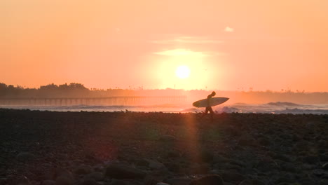 Breite-Surfer-Silhouette,-Die-Bei-Sonnenaufgang-Am-Surfers-Point-In-Ventura,-Kalifornien,-Ins-Wasser-Steigt?
