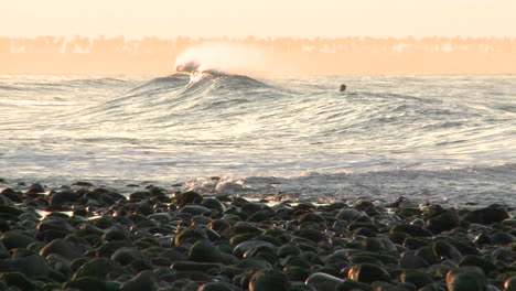 Pfanne-Einer-Welle,-Die-Am-Surfers-Point-In-Ventura-Kalifornien-Bricht