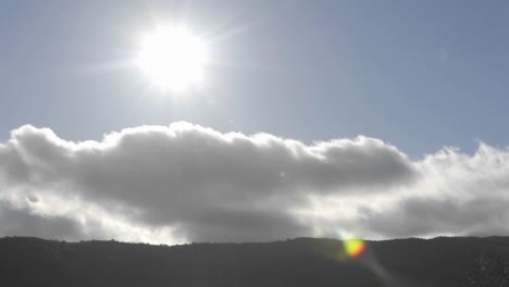 Lapso-De-Tiempo-De-Las-Nubes-De-Primavera-Pasando-Sobre-Una-Cresta-En-Oak-View-California